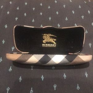 Burberry glasses/sunglasses case GUC